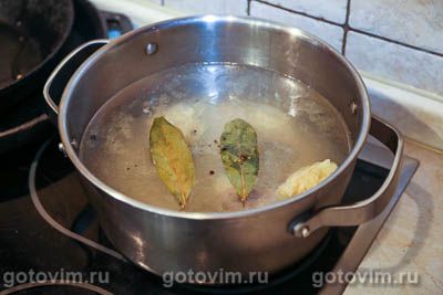 Суп из говядины с помидорами и консервированным зеленым горошком, Шаг 01