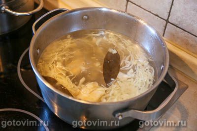 Суп из говядины с помидорами и консервированным зеленым горошком, Шаг 04