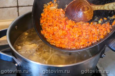 Суп из говядины с помидорами и консервированным зеленым горошком, Шаг 07