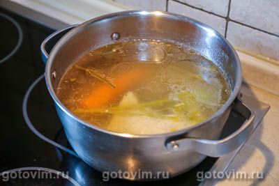 Летний куриный суп с кабачками, фасолью и свекольной ботвой, Шаг 01