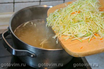 Летний куриный суп с кабачками, фасолью и свекольной ботвой, Шаг 05