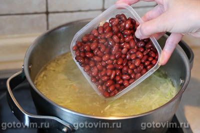 Летний куриный суп с кабачками, фасолью и свекольной ботвой, Шаг 06