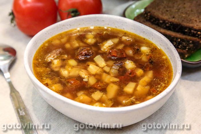 Овощной суп с нутом, кабачками и вялеными помидорами. Фотография рецепта