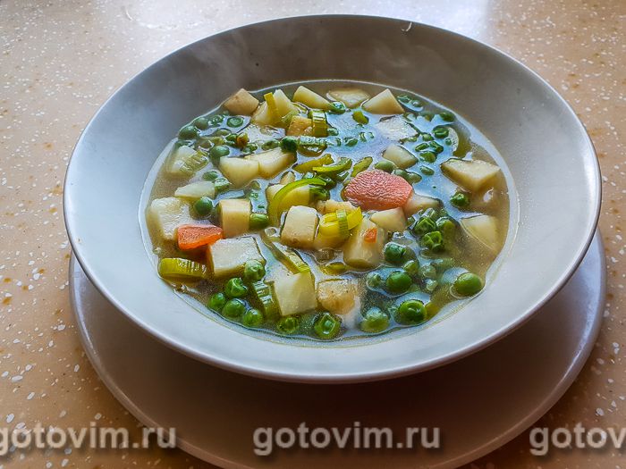Овощной суп с сельдереем и зеленым горошком. Фотография рецепта