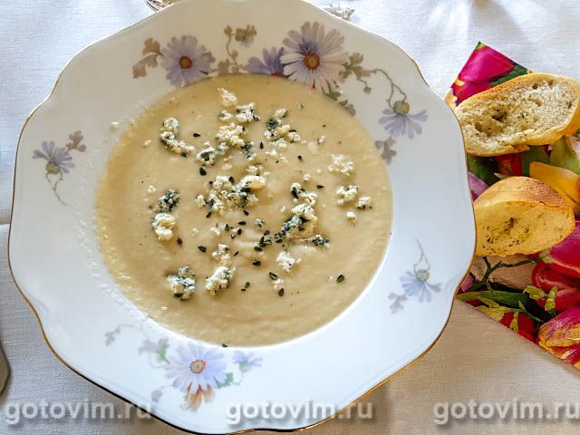 Сливочный суп-пюре из сельдерея с сыром с синей плесенью. Фотография рецепта