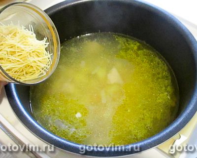 Куриный суп с вермишелью «паутинка» и колбасным сыром в мультиварке, Шаг 05
