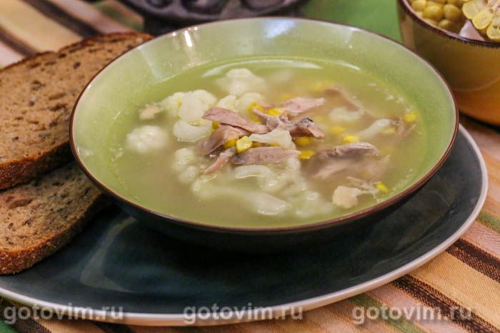 Суп из цесарки с молодой кукурузой и цветной капустой. Фотография рецепта