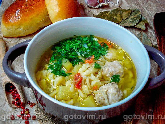 Суп с фрикадельками и жидкой лапшой. Фотография рецепта