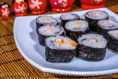 - (Maki sushi rolls). -