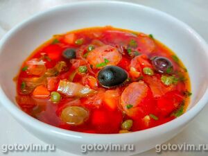 Португальский свекольный суп с чоризо, каперсами и маслинами