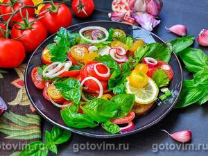 Салат из ассорти помидоров и зелени