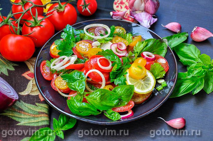 Салат из ассорти помидоров и зелени. Фотография рецепта