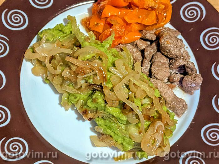 Поджарка из свинины с овощами в духовке и пюре из зелёного горошка. Фотография рецепта
