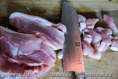 Тушеная капуста с мясом и солеными огурцами, Шаг 01