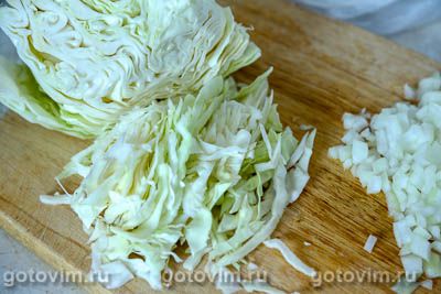 Тушеная капуста с мясом и солеными огурцами, Шаг 02