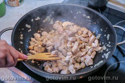 Тушеная капуста с мясом и солеными огурцами, Шаг 04