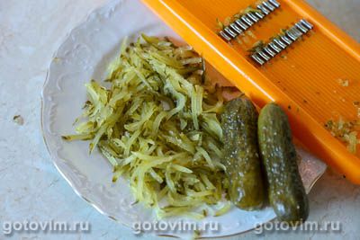 Тушеная капуста с мясом и солеными огурцами, Шаг 03