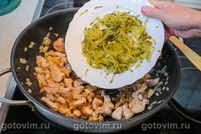 Тушеная капуста с мясом и солеными огурцами, Шаг 05