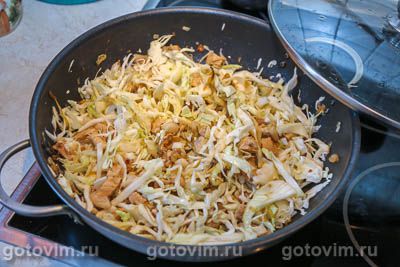 Тушеная капуста с мясом и солеными огурцами, Шаг 06