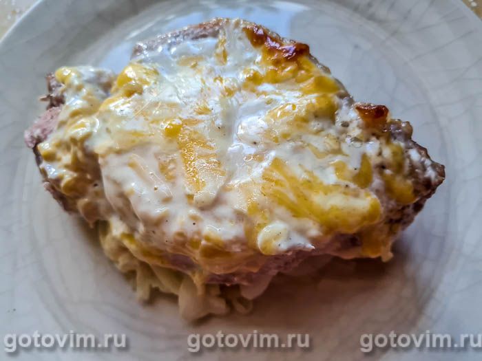 Свинина с сыром на картофельно-луковой подушке. Фотография рецепта