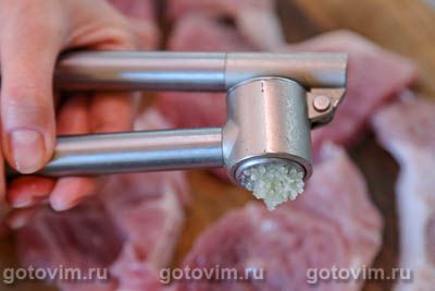 Свинина с картофелем и беконом на шпажках, запеченная в духовке, Шаг 03