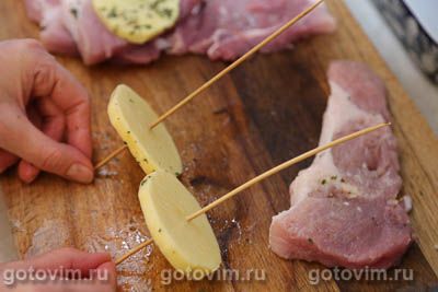 Свинина с картофелем и беконом на шпажках, запеченная в духовке, Шаг 06