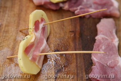 Свинина с картофелем и беконом на шпажках, запеченная в духовке, Шаг 07