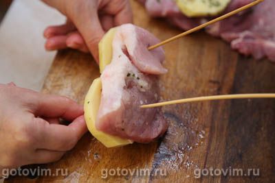Свинина с картофелем и беконом на шпажках, запеченная в духовке, Шаг 08