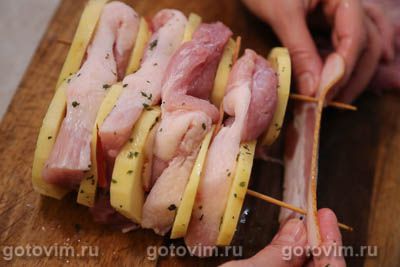 Свинина с картофелем и беконом на шпажках, запеченная в духовке, Шаг 09