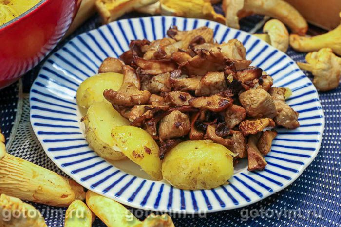 Свинина с лисичками и картофелем по-деревенски. Фотография рецепта