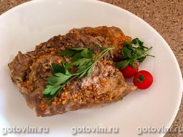 Свиная лопатка, запеченная в духовке с помидорами, лемонграссом и имбирем. Фотография рецепта