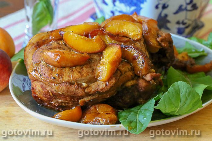Свинина в духовке, запеченная с персиками в остром соусе. Фотография рецепта