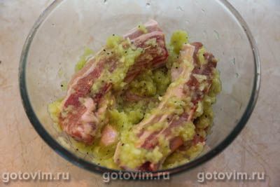 Свиные ребрышки в духовке в маринаде из киви с луком, Шаг 04