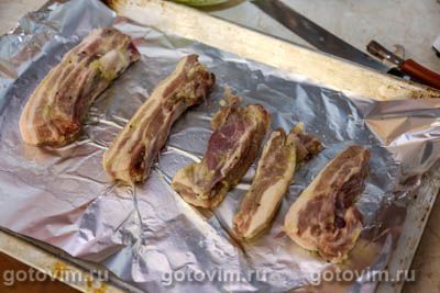 Свиные ребрышки в духовке в маринаде из киви с луком, Шаг 05