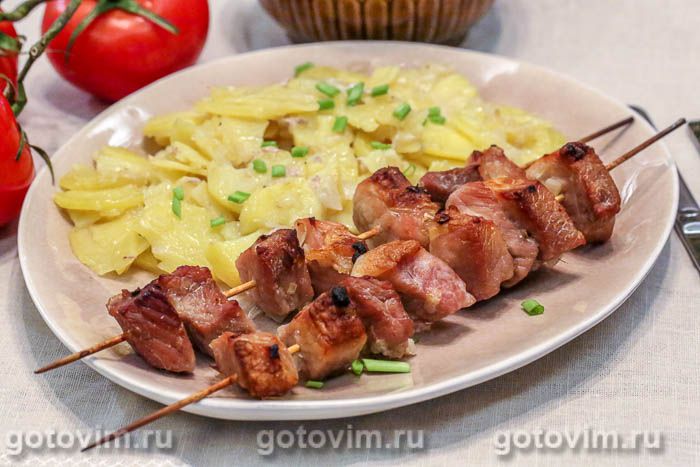 Шашлычки из свинины в духовке, запеченные с картофелем . Фотография рецепта