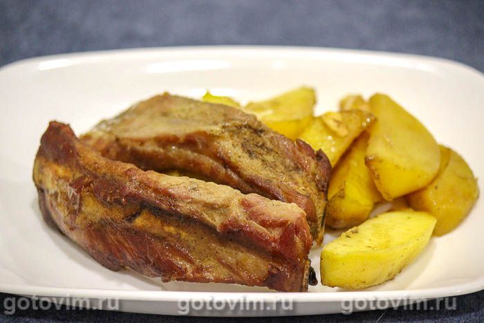 Свиные ребрышки с картошкой в казане, запеченные в духовке. Фотография рецепта