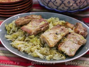 Свиные ребрышки с молодой капустой, запеченные в пакете