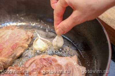 Стейки из свинины с жареными строчками в чесночном масле, Шаг 06