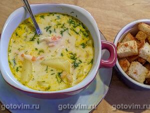 Сырный суп с овощами, креветками и мидиями