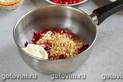 Закуска в тарталетках с салатом из свеклы с орехами, Шаг 03