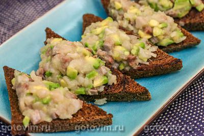 Канапе с сельдью и авокадо