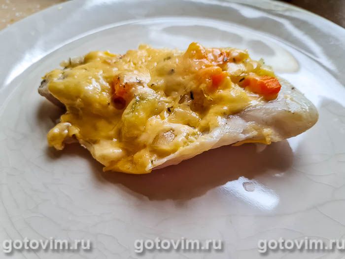 Тилапия в духовке под сырно-овощной шубкой с сыром. Фотография рецепта