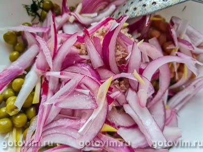 Салат с тунцом, фасолью и зеленым горошком, Шаг 03