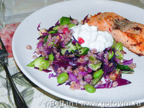 Тёплый салат с перловкой, краснокочанной и брюссельской капустой. Фотография рецепта