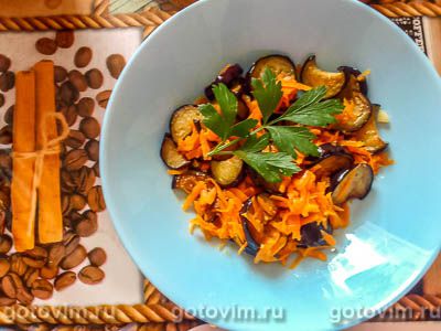 Фотография рецепта Теплый салат из моркови с жареными баклажанами, чесноком и зеленью