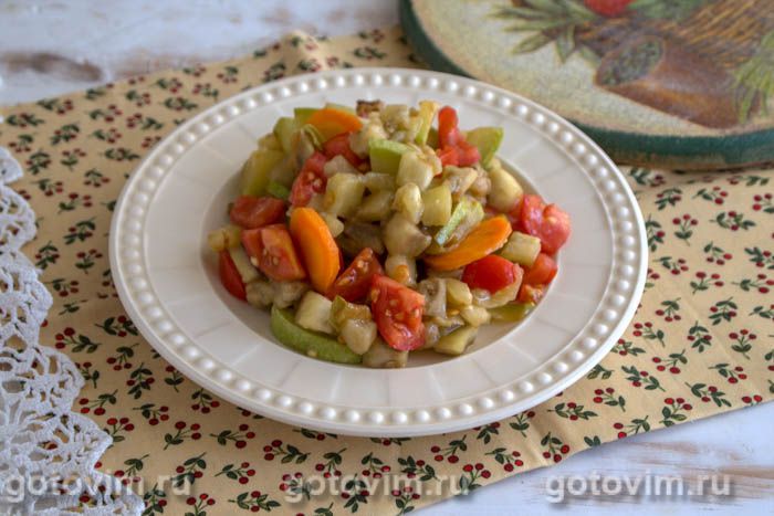 Теплый салат с баклажанами, помидорами и кабачками. Фотография рецепта