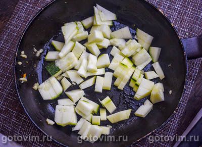 Теплый салат с мидиями, помидорами и кабачками, Шаг 02
