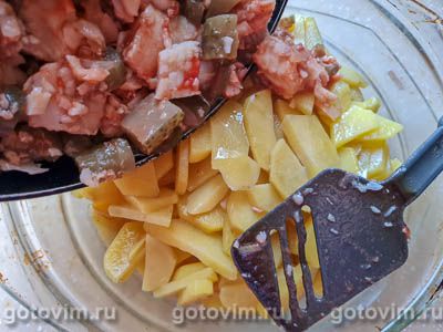 Тилапия с картофелем и солеными огурцами, запеченная в духовке, Шаг 07