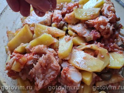 Тилапия с картофелем и солеными огурцами, запеченная в духовке, Шаг 08