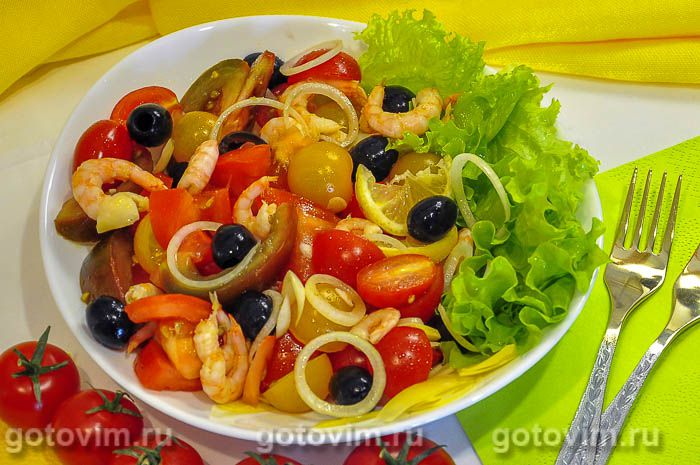 Салат с креветками, помидорами и сыром. Фотография рецепта